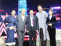 大道董事長(zhǎng)羅永輝與著名歌星劉尊老師、汪正正老師、郭津彤老師、主持人雅琪在北京電視臺(tái)錄制節(jié)目現(xiàn)場(chǎng)親切合影